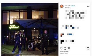 Dieses Video veröffentliche das Café Exil auf seiner Instagram-Seite. Es zeigt, wie Polizisten einen jungen Mann – es ist Soumaila Bande – am Boden fixieren. | © Screenshot: instagram / Café Exil - Screenshot: instagram / Café Exil