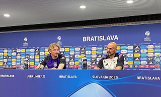 Nick Woltemade (l) freut sich auf das Finale - über den FC Bayern sagte er nichts. - Christian Kunz/dpa