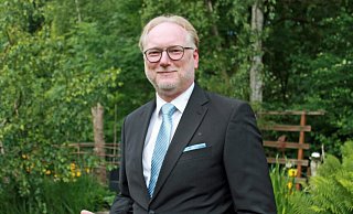 Michael Grove hat auf dem Unterarm einen Reichsadler tätowiert, der in seinen Fängen das Eiserne Kreuz hält. - privat