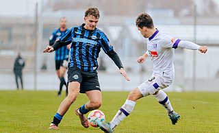 Der 17 Jahre junge SCP-Akteur David Stamm (l.), hier im Duell gegen den Osnabrücker Florian Kleinhansl, legte einen couragierten Testspiel-Auftritt hin. - Besim Mazhiqi