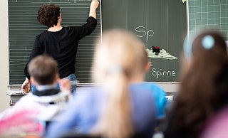 Die Stadt Bad Oeynhausen will zwei zusätzliche Schulsozialarbeiterstellen für den Grundschulbereich ab dem Haushaltsjahr 2026 einrichten. - dpa