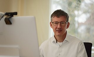 Spenges Bürgermeister Bernd Dumcke blickt auf die vergangenen Corona-Jahre zurück. Er könnte sich vorstellen, die aus der Pandemie resultierenden Kosten über 50 Jahren zurückzuzahlen. Und er plant - wenn die Verbreitung des Virus' es zulässt - für dieses Jahr zwei Feiern in der Stadt. - Andreas Sundermeier