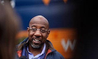 Mit dem Wahlsieg des Demokraten Raphael Warnock in Georgia kann die Partei von Präsident Joe Biden ihre hauchdünne Mehrheit im US-Senat ausbauen. - Brynn Anderson/AP/dpa