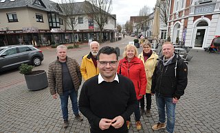 FDP-Ratsherr Florian Haase bewirbt um das Bürgermeisteramt in Rahden. Das begrüßen auch Martin Wlecke (FDP), Winrich Dodenhöft, Cornelia Schmelzer, Veronika Dodenhöft (alle Grüne) und Stefan Rose (SPD). - Joern Spreen-Ledebur