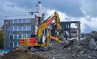 Insgesamt sieben große Bagger reißen aktuell den Graphia-Komplex ab. Der Bauschutt wird vor Ort aufbereitet und soll beim Neubau wieder genutzt werden. - Andreas Zobe