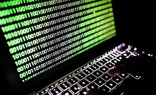 Laut BSI-Vize Schabhüser ist Deutschland im vergangenen Jahr in zwei Fällen von Cyberangriffen nur knapp an einer Krise vorbeigeschrammt (Symbolfoto). - Oliver Berg/dpa