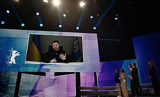 Wolodymyr Selenskyj, Präsident der Ukraine, spricht per Video-Leinwand zu den Besuchern der Eröffnung der Berlinale. Als erster Film wird die Komödie «She came to me» gezeigt. - Monika Skolimowska/dpa