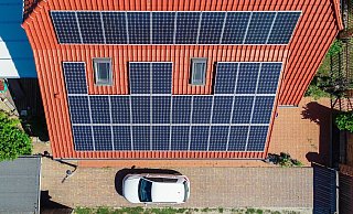 Wer eine Photovoltaikanlage auf dem Dach hat, kann mit einem Batteriespeicher den erzeugten Strom auch später nutzen. - Patrick Pleul/dpa/dpa-tmn