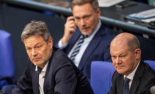 Politische Führungskräfte diskutieren im Bundestag: Die Entwicklungen in OWL spiegeln das zunehmende politische Engagement wider. - Michael Kappeler/dpa
