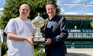 Sven Wortmann (l.), Geschäftsführer der Wortmann AG, und Turnierdirektor Ralf Weber freuen sich auf 32. Auflage der Terra Wortmann Open in Halle. Den Siegerpokal haben sie extra fürs Foto frisch polieren lassen. - Dennis Bleck