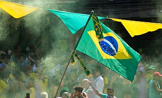 Unterstützer des brasilianischen Präsidenten Bolsonaro nehmen an einer Wahlkampfveranstaltung teil. - Silvia Izquierdo/AP/dpa