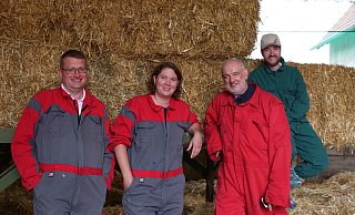 Torsten Lange (v. l.) zeigt Stefanie Nuphaus, Uwe Bräunig und Haiko Hofmann den Bewegungsstall, in dem seine Schweine leben. - Ilka Gülker
