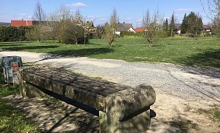 Diese Bank abseits der Ackerstraße scheint ebenfalls für verbotene Gruppentreffen beliebt. - Corina Lass