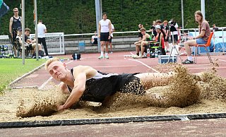 Jonas Moritz von der LG Bünde-Löhne springt im Zehnkampf bei den OWL Mehrkampf auf 6,96 Meter. - Egon Bieber