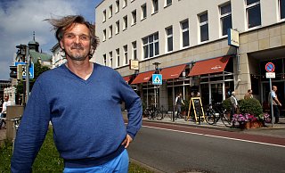 Der Bielefelder Gastronom Achim Fiolka ist gestorben. Das Archivfoto zeigt ihn im Mai 2013 vor dem "Pepper's" am Rathaus. - Sarah Jonek