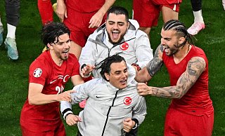 Geburtstagskind Vincenzo Montella (M.) wurde von seinen Spielern nach dem Sieg gefeiert. - Julian Stratenschulte/dpa