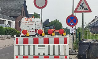 An der Bindingstraße werden die Kanalschächte erneuert. Die Arbeiten sollen Anfang nächster Woche beendet sein. Bis dahin herrscht absolutes Halteverbot an der Straße. - Anastasia von Fugler