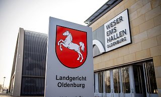 In den Weser-Ems-Hallen in Oldenburg findet aus Platzgründen der Prozess gegen frühere Vorgesetzte des ehemaligen Krankenpflegers Högel statt. - Sina Schuldt/dpa-Pool/dpa