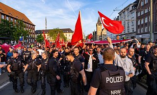 Einsatzkräfte der Polizei begleiten Anhänger des türkischen Präsidenten Erdogan im Duisburger Norden. - Christoph Reichwein/dpa