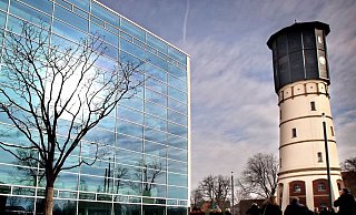Zentral gelegen: Neben dem Gütersloher Theater erinnert der Wasserturm an die Anfänge der Wasserversorgung. - Sarah Jonek