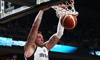 Daniel Theis und den deutschen Basketballern fehlen noch zwei Siege zum EM-Titel. - Matthias Stickel/dpa