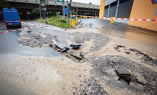 In der Große-Kurfürsten-Straße ist am Donnerstagmorgen eine Trinkwasser-Transportleitung gebrochen. Mitarbeiter der Stadtwerke reparieren jetzt den Schaden. - Mike-Dennis Müller