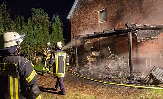 Bei dem Brand am Anbau entstand im Bielefelder Norden erheblicher Sachschaden in mutmaßlich fünfstelliger Höhe. Rauch zog durch ein gekipptes Fenster auch ins Wohnhaus. - Christian Mathiesen
