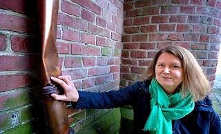 Verbeultes Metall: Schon wieder haben Kupferdiebe die St. Pankratius-Kirche in der Gütersloher Innenstadt heimgesucht. An einer Stelle wüteten die Täter vergeblich, wie Monika Kuper, Verwaltungschefin im Pastoralen Raum, zeigt. Dennoch ist wieder ein hoher Schaden angerichtet worden. - Andreas Frücht