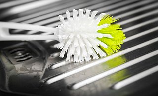 Spülbürsten bieten Keimen weniger Lebensraum: Nach dem Spülen trocknen die Borsten schneller als Schwämme. - David-Wolfgang Ebener/dpa/dpa-tmn