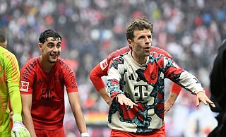 Thomas Müller (r) feiert vor der Bayern-Kurve in Leipzig. - Elisa Schu/dpa