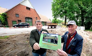 Landwirt Reinhard Buschfranz (l.), seine Familie und der Nachbar haben das Gebäude binnen zwei Monaten abgetragen. Rudolf Knufinke verfolgte die einzelnen Arbeitsprozesse mit der Kamera. - Andreas Frücht