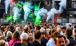 DJ Dirk Siedhoff heizt der Menge ordentlich ein. Nach und nach strömen immer mehr, der mehr als Tausend-Besucher, Richtung Rathaustreppe - Daniel Salmon