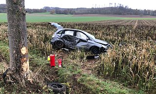 Für den Fahrer des Kompaktwagens kam jede Hilfe zu spät, er starb noch an der Unfallstelle. - Polizei Höxter