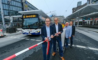 Olaf Lewald (l.) und Dirk Vahrson (2.v.r.) vom Amt für Verkehr sowie Martin Uekmann (2.v.l.) und Kai-Uwe Steinbrecher (r.) vom Verkehrsunternehmen MoBiel durchschneiden symbolisch das Band für den ÖPNV auf dem Jahnplatz. - Andreas Zobe