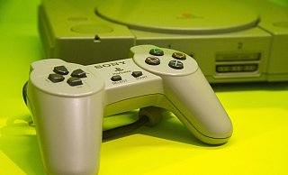 Die Videospielkonsole Playstation 1. - picture alliance