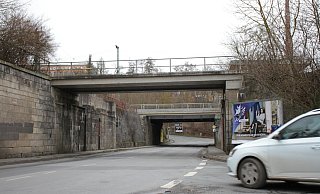 Über der Desenbergstraße wird bis Ende 2024 die Eisenbahnüberführung erneuert. Die Fußgängerbrücke über die Landesstraße (im Vordergrund) wird abgerissen und nicht mehr ersetzt. - Dieter Scholz
