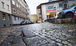 Tückisch glatt waren die Straßen heute überall in Ostwestfalen-Lippe. Hier zum Beispiel die Steinstraße/Renteistraße in Bielefeld. - Barbara Franke