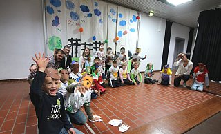 Ungezwungen: In den zwei Herbstferienwochen lernten in Spenge 20 Kinder, sich nicht nur mittels der deutschen Sprache, sondern zudem sicherer und angstfrei zu verständigen. Sie konzipierten und präsentierten ein Theaterstück aus dem "Tierpark Spenge." - Andreas Sundermeier