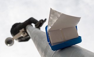 Provokant: Draffoh Rheinmanns Toilettenrolle am Mast des „Melilla Mauerspringers" soll sowohl das Kunstwerk als auch die Flüchtlingsproblematik wieder ins Bewusstsein der Menschen holen. - Ralf Bittner