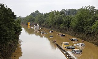 Die Hochwasser-Katastrophe vom Juli  - das Foto zeigt eine überflutete Bundesstraße im Erftkreis - haben die Experten als ein einziges, zusammenhängendes Geschehen erfasst. - picture alliance / Geisler-Fotopress
