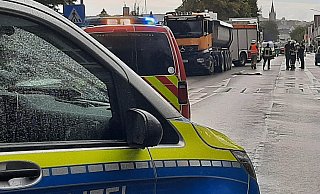 Die Ortsdurchfahrt in Warburg-Rimbeck nach dem schweren Unfall bis in den Abend gesperrt. - Dieter Scholz