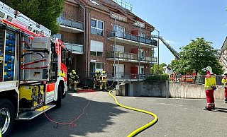 Mit gut 45 Einsatzkräften rückt die Paderborner Feuerwehr zu einem Wohnungsbrand an der Horner Straße aus. - Ralph Meyer