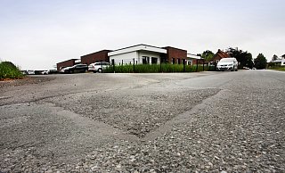 Ungeklärt: Die Erschließung des Neubaugebietes "Lerchenweg-Ost" erfolgt über den Anne-Frank-Weg, an dem auch die neue Kindertageseinrichtung "Marco Polo" liegt. Um den Lkw-Verkehr aus dem nahen Gewerbegebiet auszusperren, soll auf dem Leinenweg ein Poller die Durchfahrt verhindern. Der Standort des Pollers ist aber noch genauso unklar wie die Folge für den Verkehr auf dem Lerchenweg. - Roland Thöring