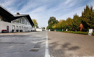 Zwischen Ostwestfalenhalle und Feuerwehrgerätehaus: Der Zehn-Meter-Streifen, den die Stadt nach dem Kauf des Privatgrundstücks an der Paderborner Straße nun nicht mehr vom Gelände der Veranstaltungshalle wird abtrennen müssen, entspricht in etwa dem gepflasterten Bereich rechts der weißen Markierung. - Roland Thöring