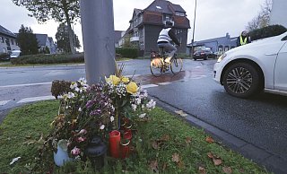 Auf einer Verkehrsinsel wurden im Gedenken an das Unfallopfer Kerzen und Blumen niedergelegt. - Angelina Kuhlmann