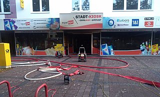 Die Geschäftsräume inkluisve Postfiliale wurden durch die Rauchentwicklung in Mitleidenschaft gezogen. Die Feuerwehr setzte deshalb Hochdrucklüfter ein. - Feuerwehr Espelkamp/Michael Dresing
