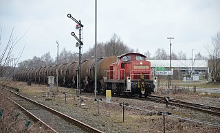 Railion 294 590 führte einen Güterzug von der Exxon-Niederlassung Barenburg auf der Strecke des Sulinger Kreuzes nach Sulingen. - Joern Spreen-Ledebur