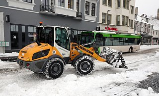Die SWK räumt nach und nach die Bushaltestellen von Eis und Schnee - hier am Alten Markt. - Frank-Michael Kiel-Steinkamp
