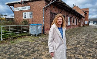 Oft stand Anja Sperlich schon als Eigentümerin vor dem Bahnhofsgebäude in Borgholzhausen für Fotos bereit. Diesmal könnte es das letzte Mal gewesen sein - denn die besondere Immobilie sucht einen neuen Besitzer. - Moritz Trinsch