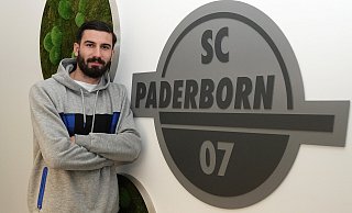 Am Montagvormittag war Kemal Ademi noch in Moskau. Am Nachmittag unterschrieb der Stürmer seinen Leihvertrag beim SC Paderborn. - SC Paderborn 07